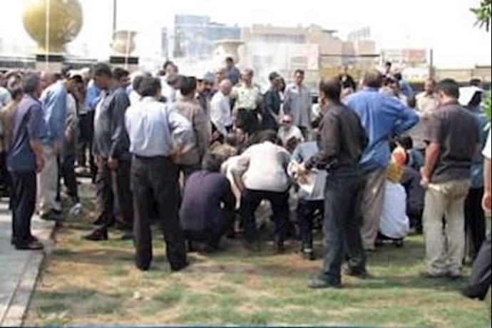 Tehran, Isfahan shingle factory workers stage joint protest gathering