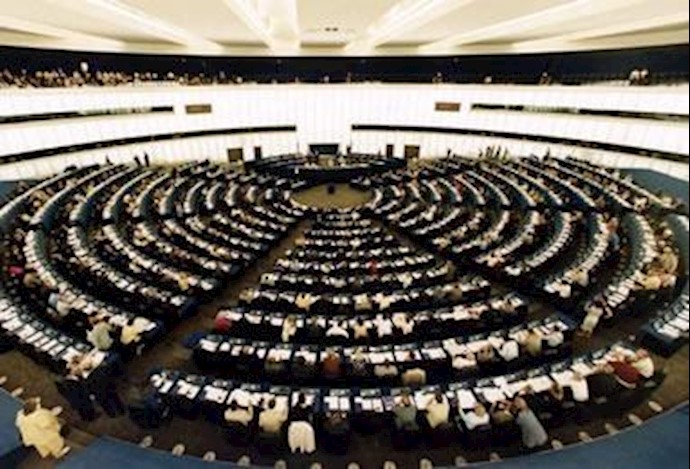 EU holds hand out to Syria opposition, pressuring