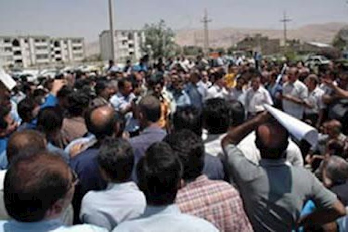 Tehran: Thousands of workers demand labor minister fired