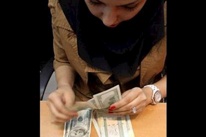 Iran turns attention to plunging currency