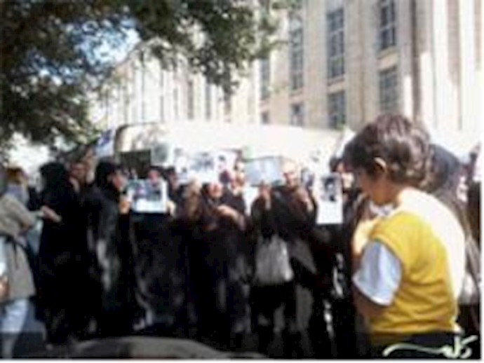 Families of political prisoners arrested near UN office in Tehran