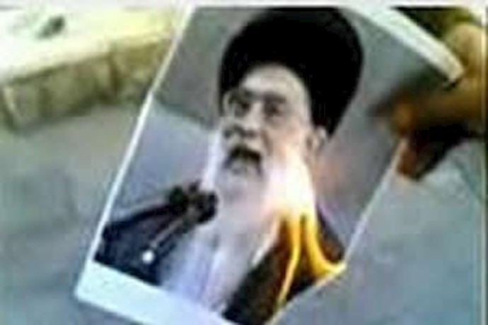 Setting Khamenei scarecrow on fire