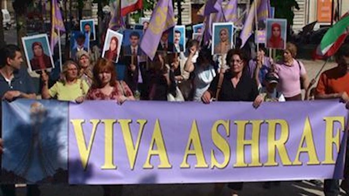 Paris: Iranians demonstrate outside France’s Foreign Ministry