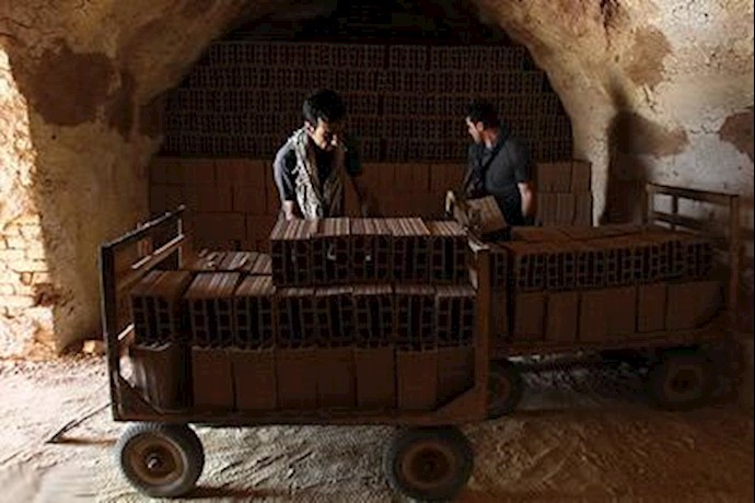 Brick factory workers stage strike in Boukan