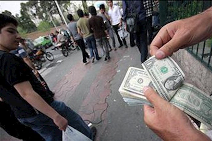 Iran Bazaar Sees Rush to Dump Rial as Sanctions Hurt Economy