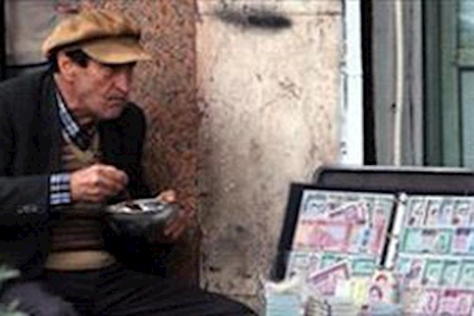Iran bans unofficial money trades after rial slip