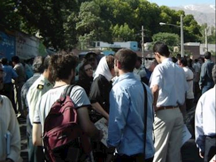 Gathering of families of inmates across Khamenei’s headquarter