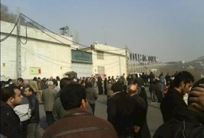 Anti-riot guards attack protesters outside Tehran’s Evin Prison