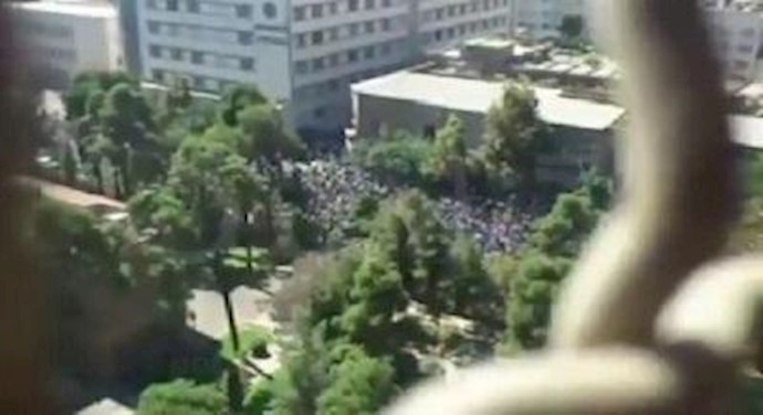 Protest, scuffles with police in Iran over currency crisis – Lead