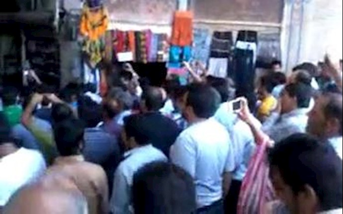 Iranian police clash with protesters over currency plunge