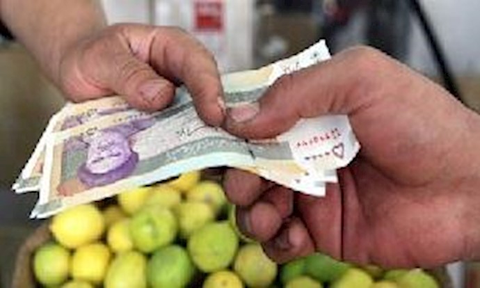 With rial falling, Saudi traders refuse Iranian currency