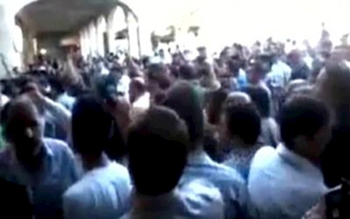 People and Bazaar merchants in Tehran stage anti-government uprising