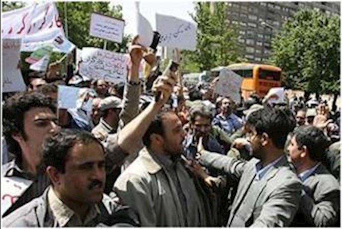 Iranian Riot Police Deployed in Tehran After Rial Protests