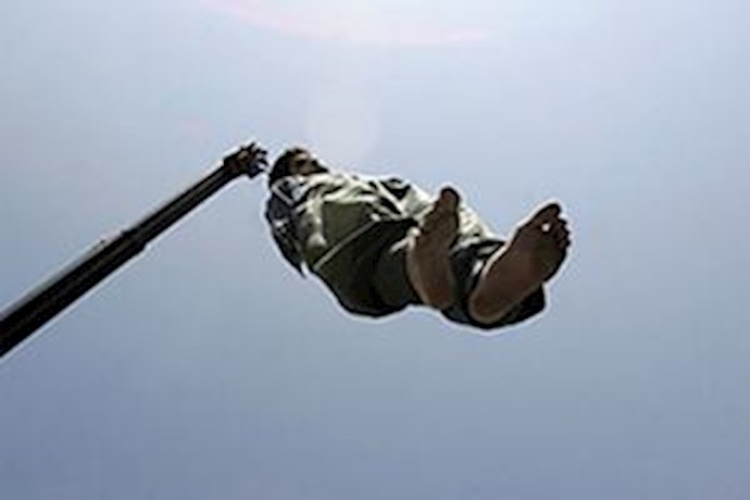 Two prisoners hanged in Iran
