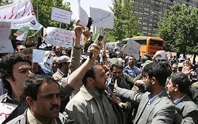 Iran: sugar factory workers stage protest during Ahmadinejad visit