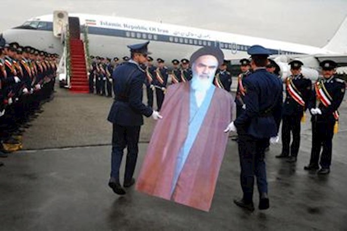Paper cut out of Khomeini roams Tehran amid Iranians’ indignation
