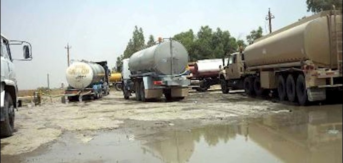  'Water tankers in line waiting for water'