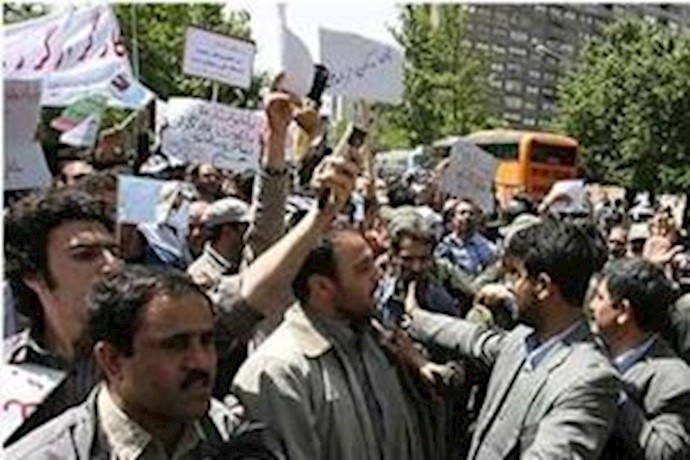 Isfahan iron foundry workers demand retirement payments