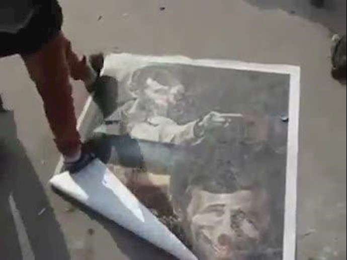 Iraqi protesters trample Ahmadinejad picture