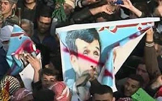 Iraqi demonstrators throw shoes at Ahmadinejad picture