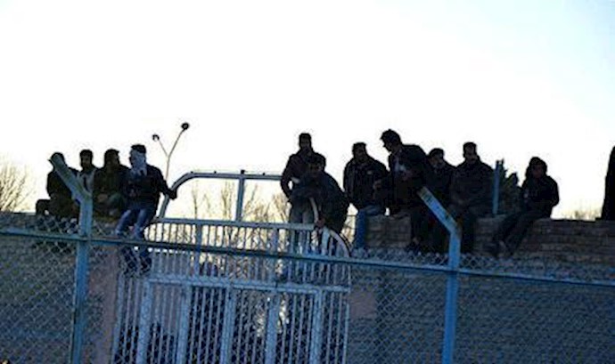 Photos: A prisoner hanged in public in Iran