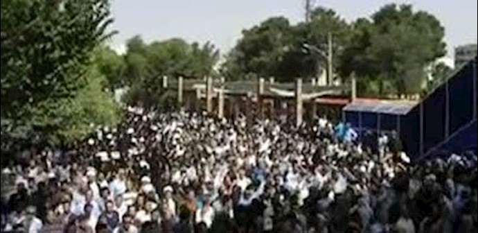 Hundreds of Iranian teachers in south province rally, demand removal of corrupt official