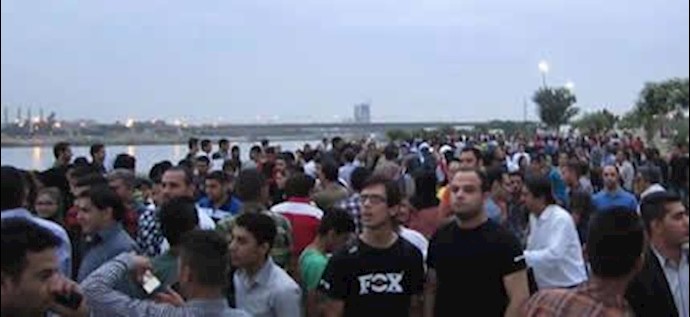 Iran: over 2,500 people form new human chain in city of Ahvaz