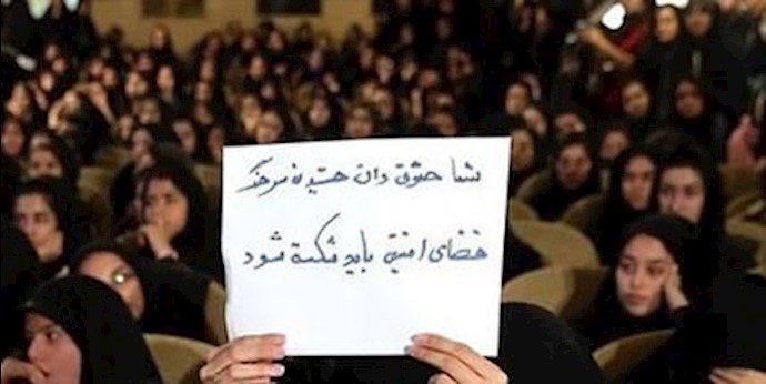 Exclusive: Iranian Students interrupting Rouhani’s speech in Tehran