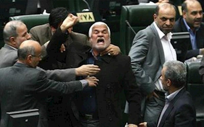 Ahmadinejad and Larijani Clash in Parliament