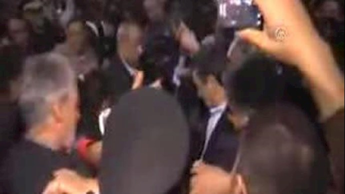 Syrian civilian throws shoe at Ahmadinejad in Cairo