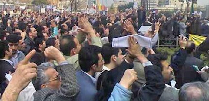 Youths in Tehran chant “Death to Dictator”