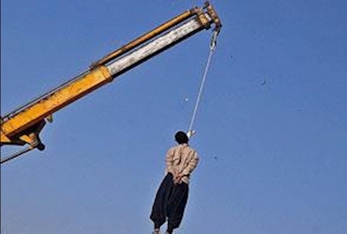 Iran: A prisoner hanged in public in Roodbar