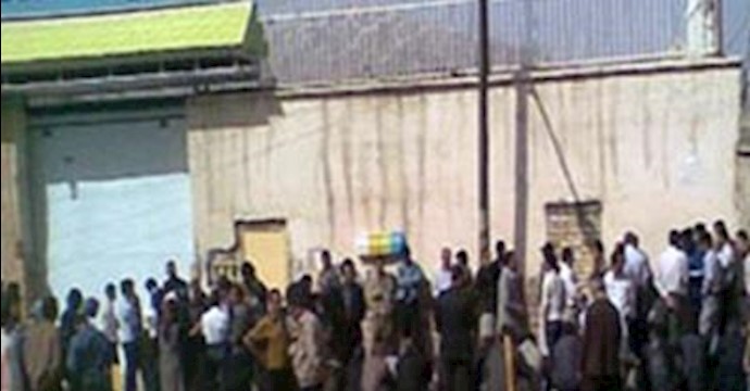 700 people staged protest gathering outside prison west of Tehran
