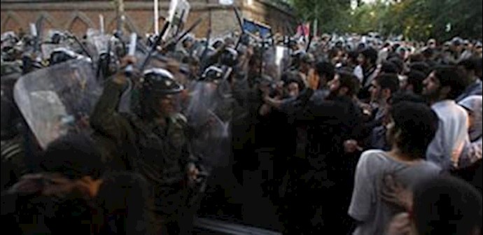 Protests, clashes between people & security forces in Iranian cities