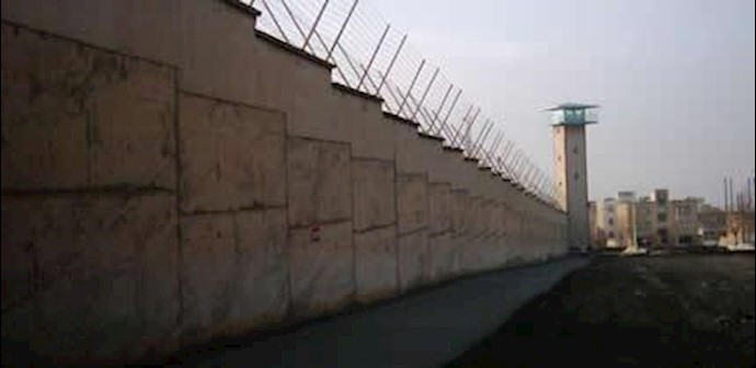 Pol prisoners in Iran stand against prison officials & chant “Down with Khamenei”