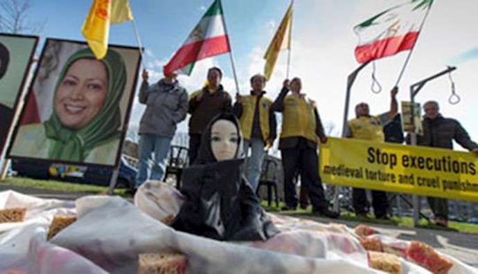  'Iranians in Hague protesting human rights in Iran'