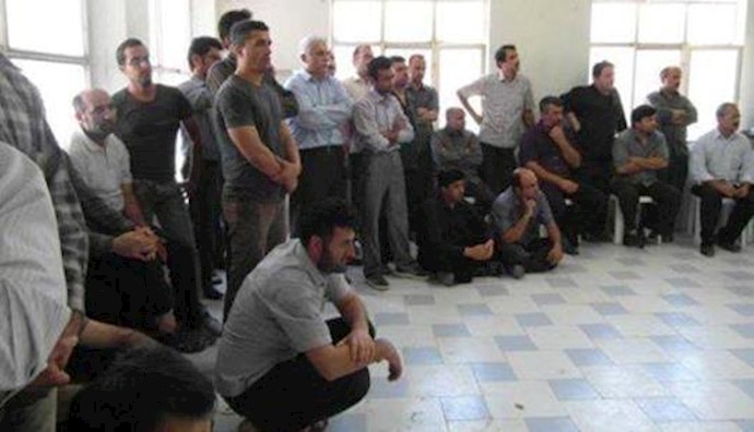 Iran: 160 tile company workers on their 20th day of strike