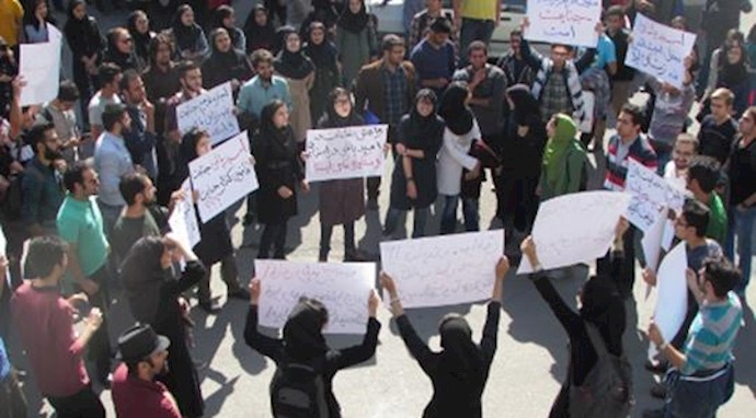 Iran: student protest outside the Mullahs’ parliament