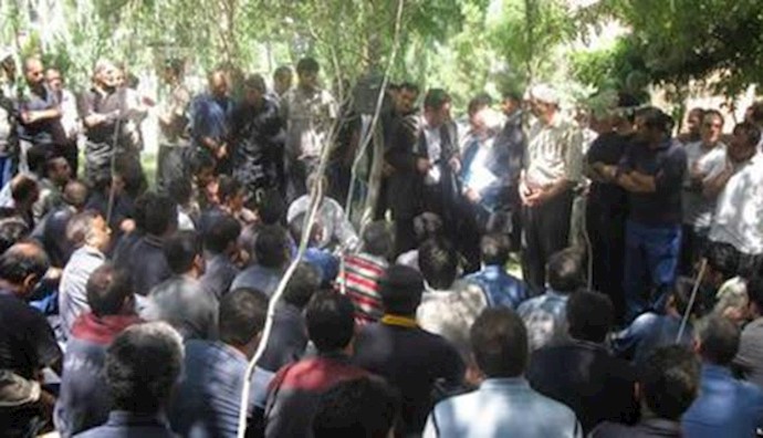 More than 200 workers of Tabriz Tractor Production Company go on strike to protest their unpaid salaries