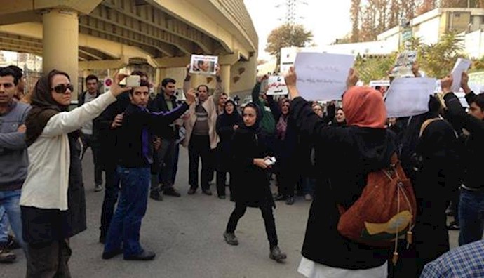 Iran: protest gathering in front of Evin Prison