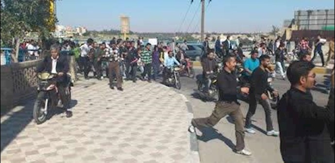 Street clashes of residents of Dezful with suppressive forces. Protestors chanted “Down with Khamenei, down with Rouhani”
