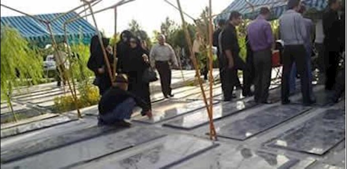 Iranian youths defy regime repression by holding ceremony for executed activists