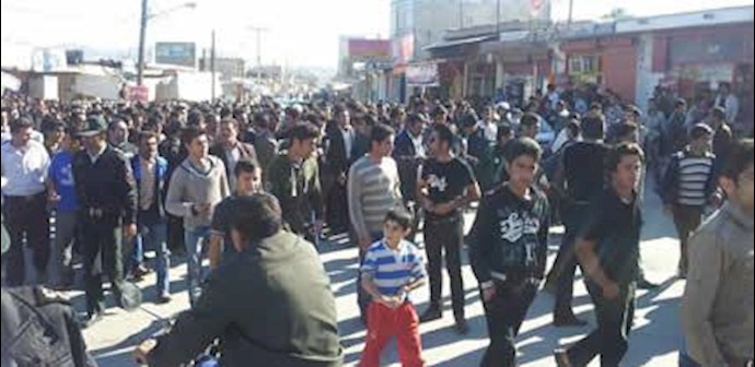 Exclusive: Iranian protesters clashes with government anti-riot forces in different cities