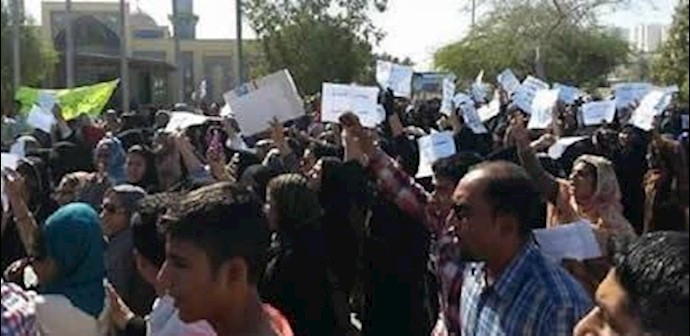 People protesting Iranian regime’s plundering policies