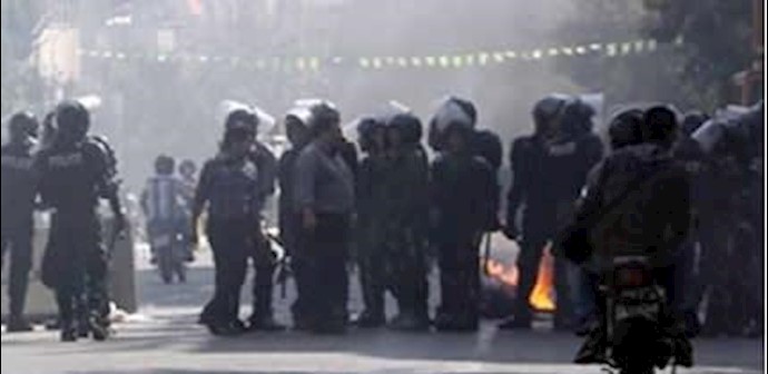 Iranian youths clash with SSF units