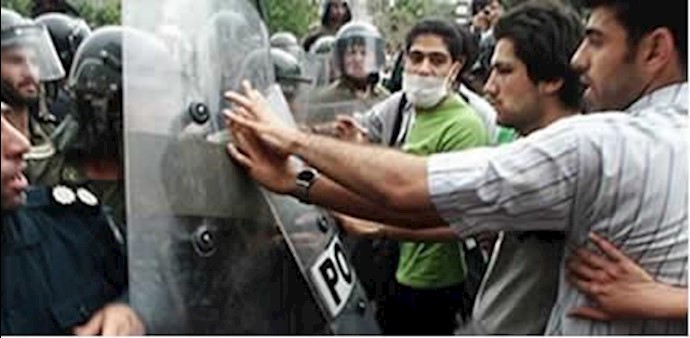 Iran: repressive police officer beaten by the people