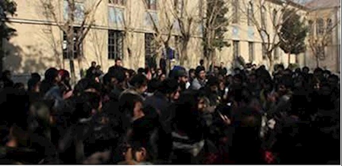 Continuing student protests in numerous Iranian cities