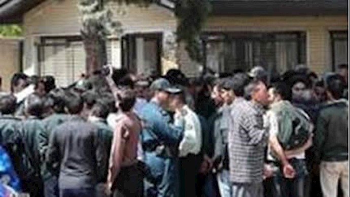 Iran: workers of cement factory in Rasht stage a protest