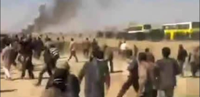Protest gathering of Isfahan farmers setting tires ablaze, blocking roads