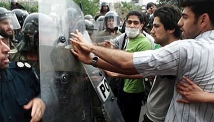  'Youths increasing their attacks against Iranian regime'